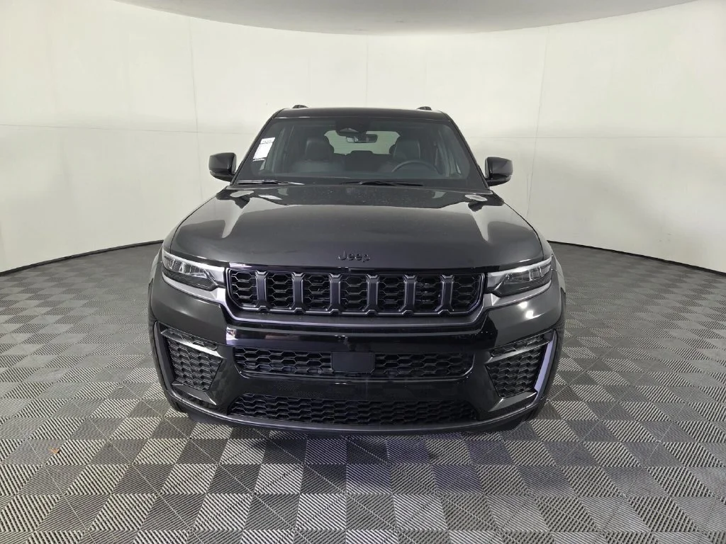 New 2026 Diamond Black Crystal Pearl-Coat Exterior Paint Jeep Laredo Altitude image 3