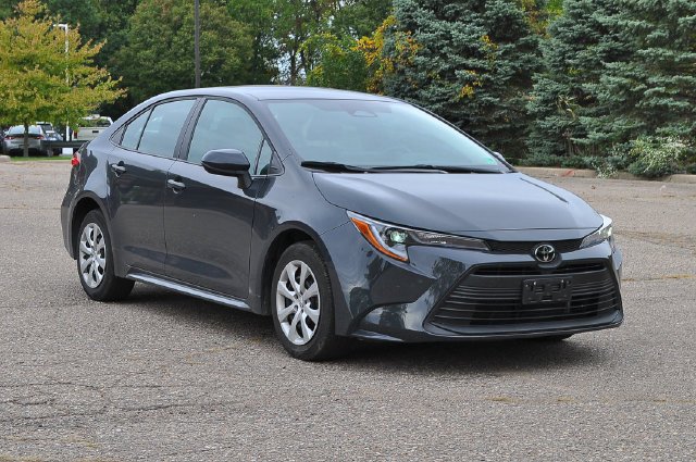 Certified Used 2025  Toyota LE image 1