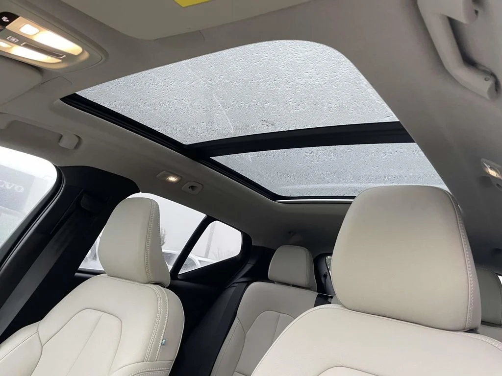 2025 Volvo XC40 Plus - Photo 9