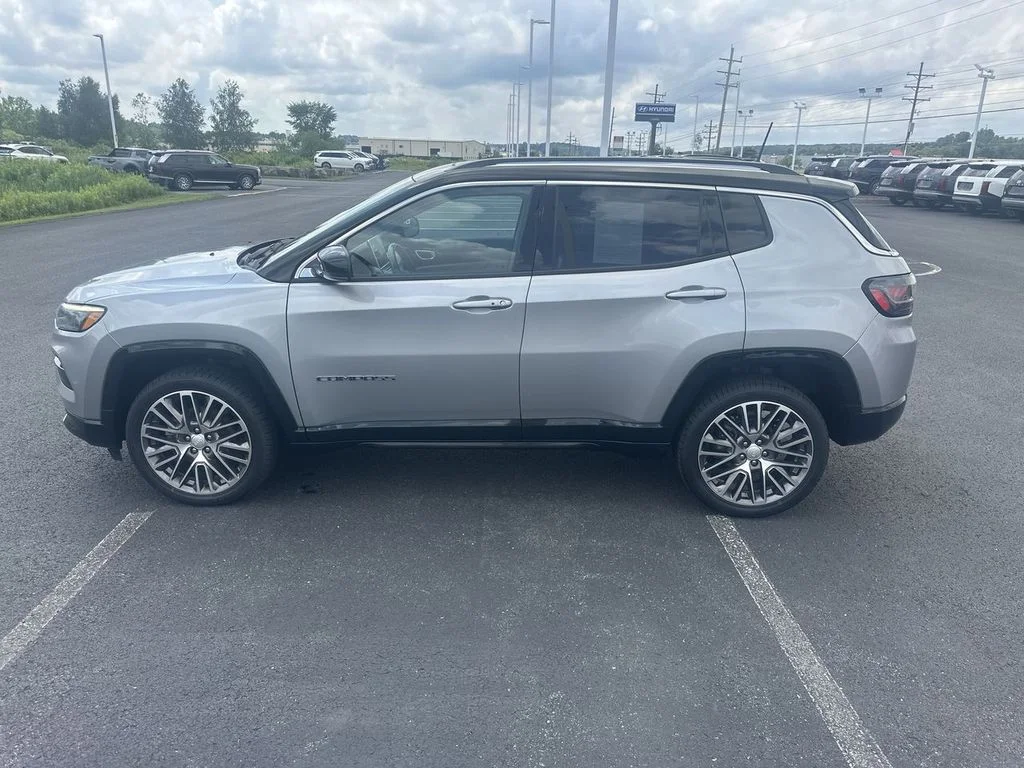 Used 2022 Silver Jeep Limited image 5