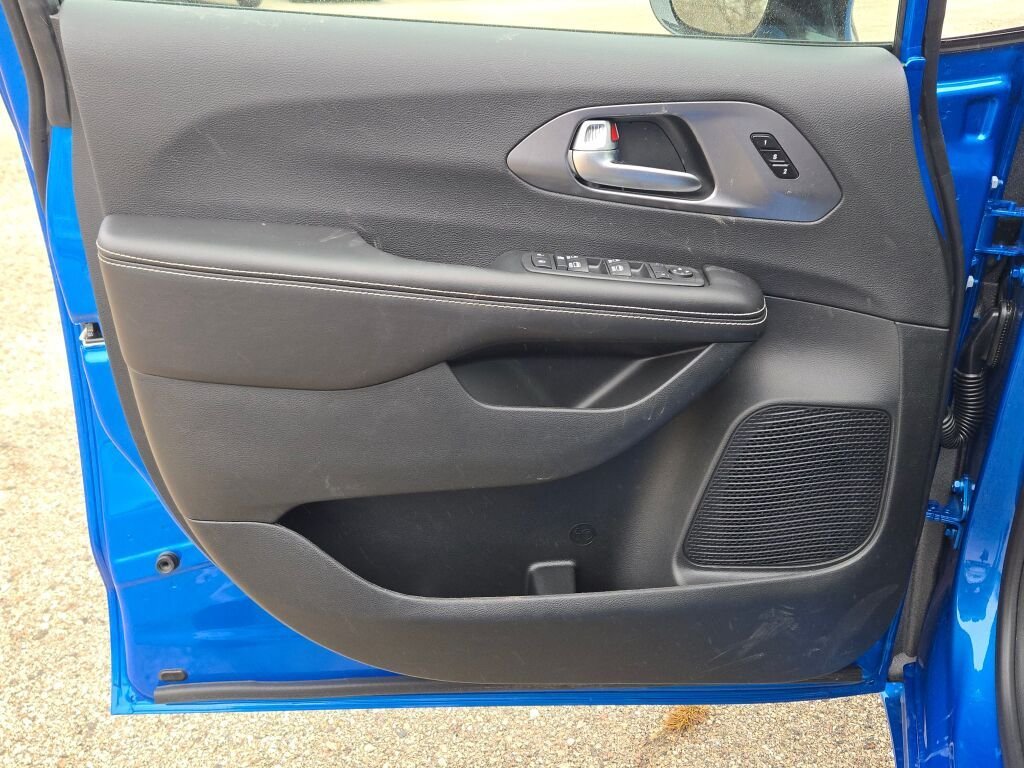 New 2026 Hydro Blue Pearl-Coat Exterior Paint Chrysler Select image 23