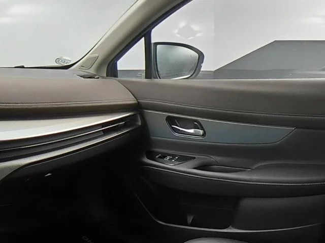 Used 2025 Silver Nissan Platinum image 40