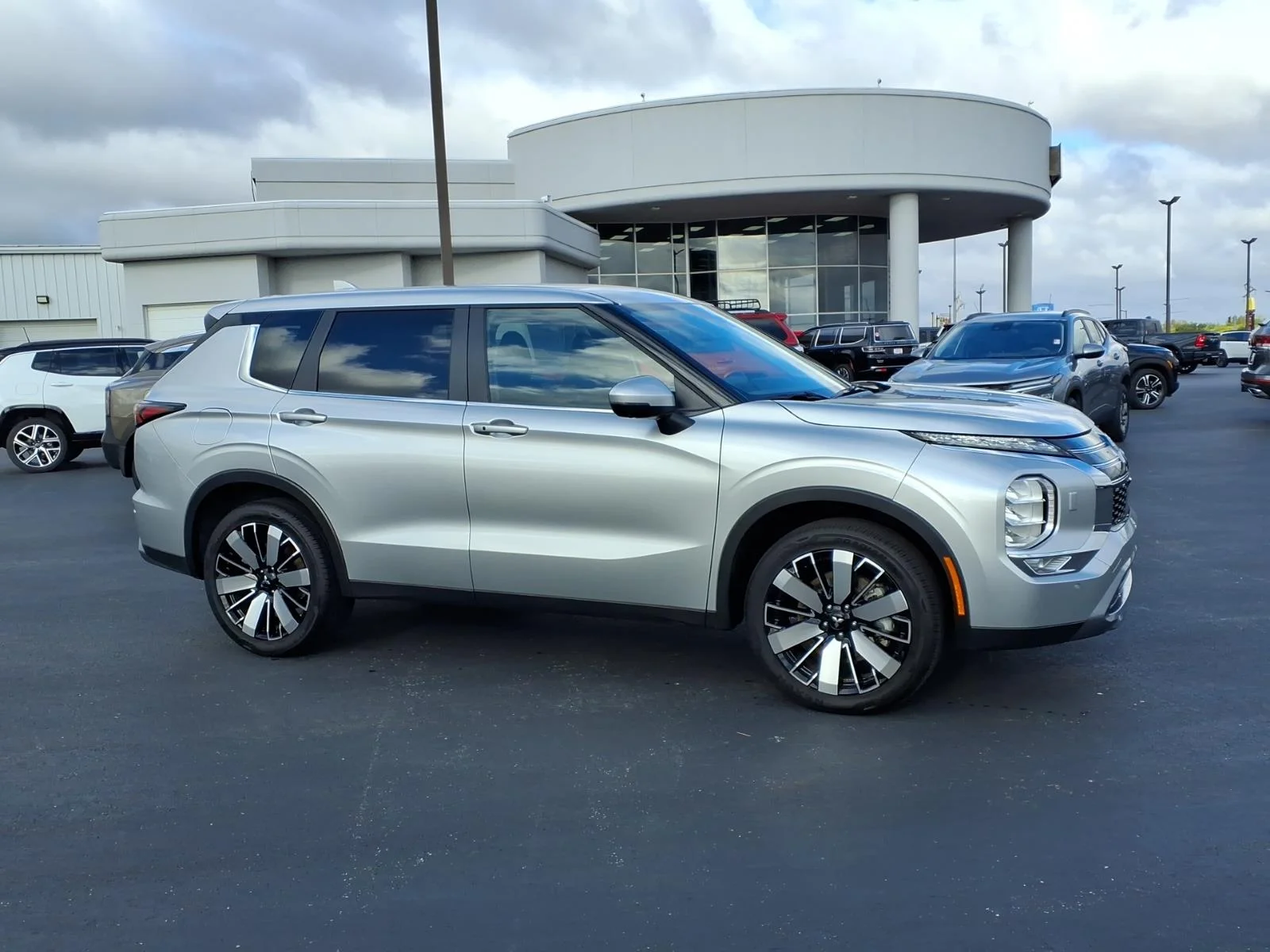 Used 2025 Alloy Silver Metallic Mitsubishi SE image 2