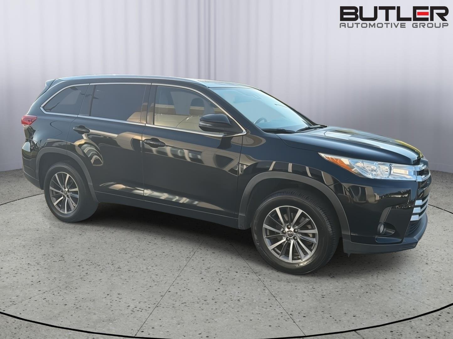 Used 2017 Midnight Black Metallic Toyota XLE image 8