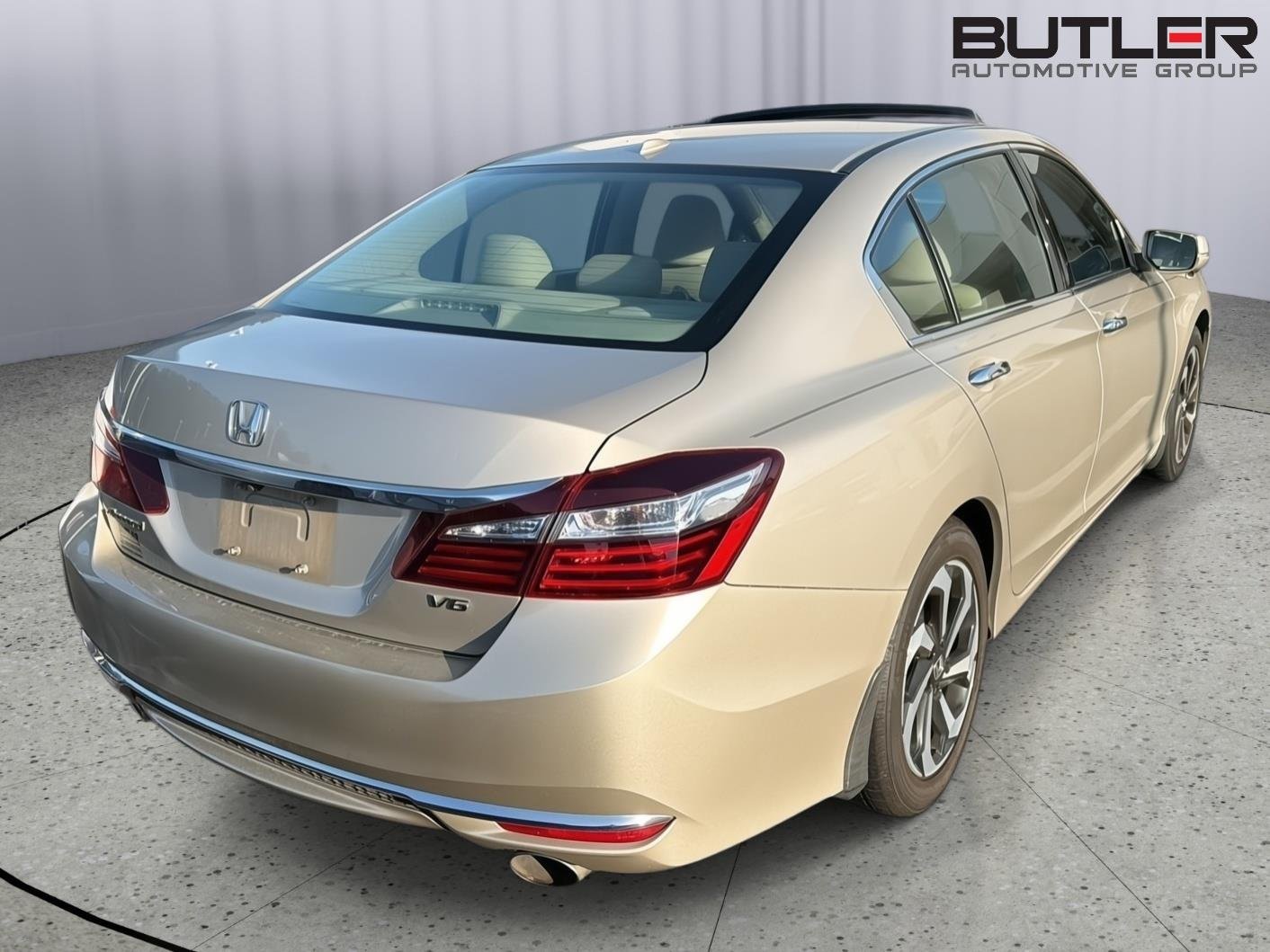 Used 2017 Champagne Frost Pearl Honda EX-L V6 image 8