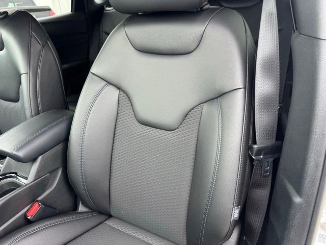 New 2026 Bright White Clear-Coat Exterior Paint Jeep Latitude image 28