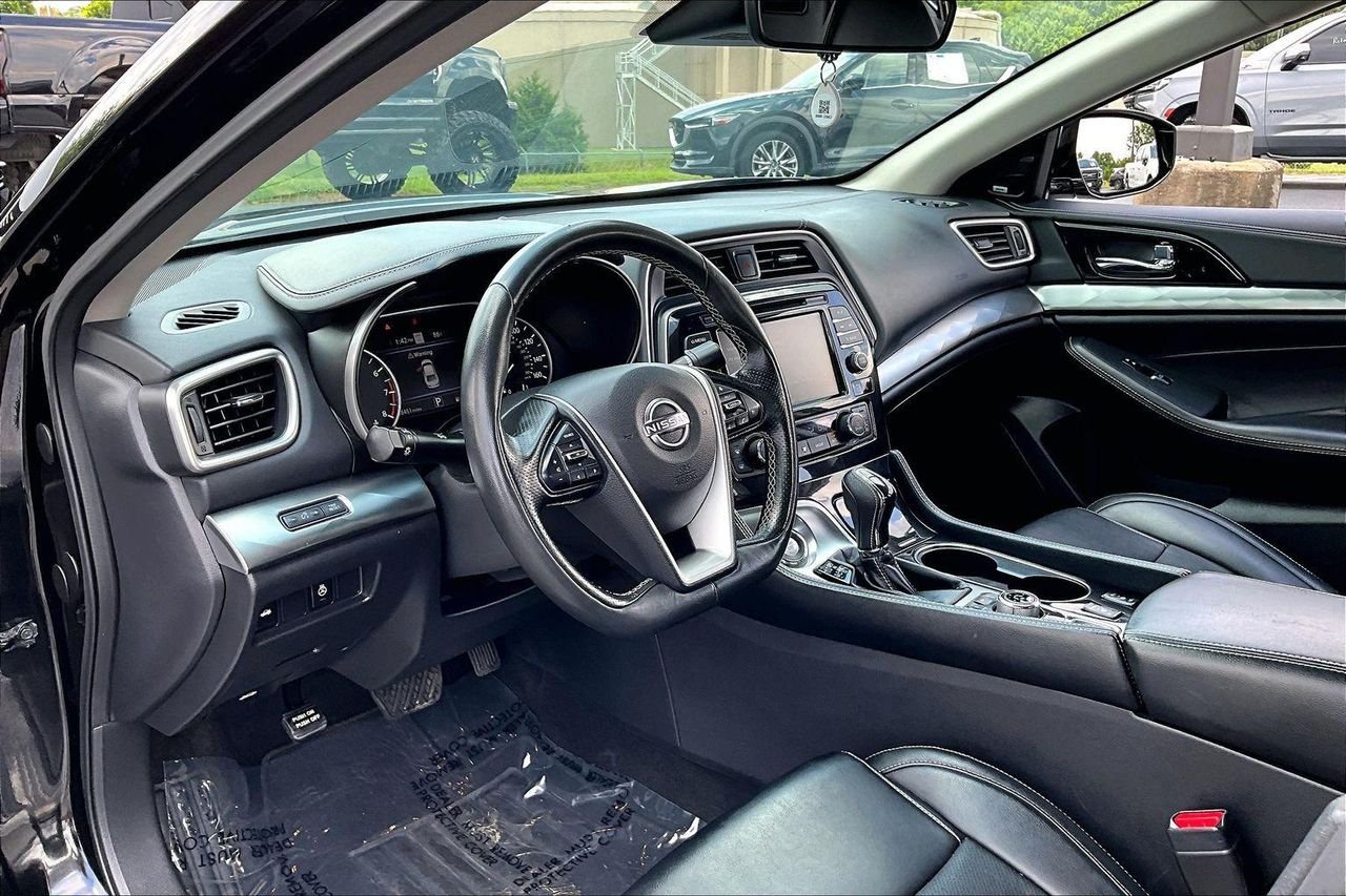 Used 2023 Super Black Nissan SL image 18