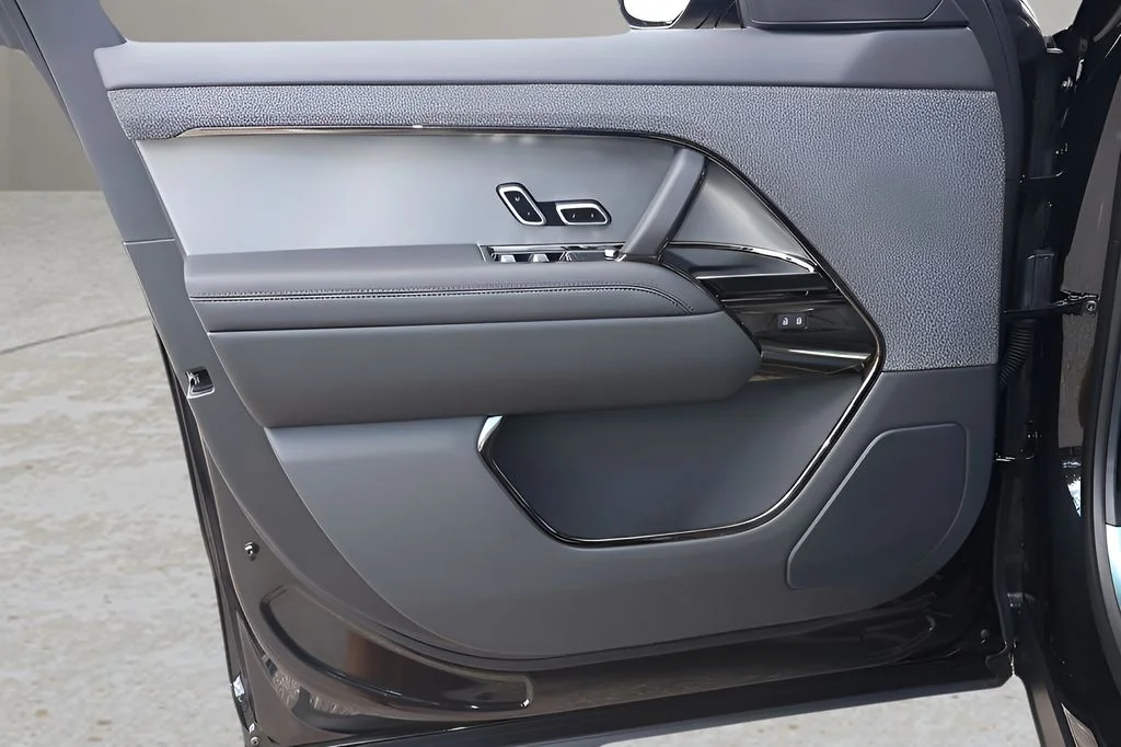 New 2026 Santorini Black Land Rover SE image 9