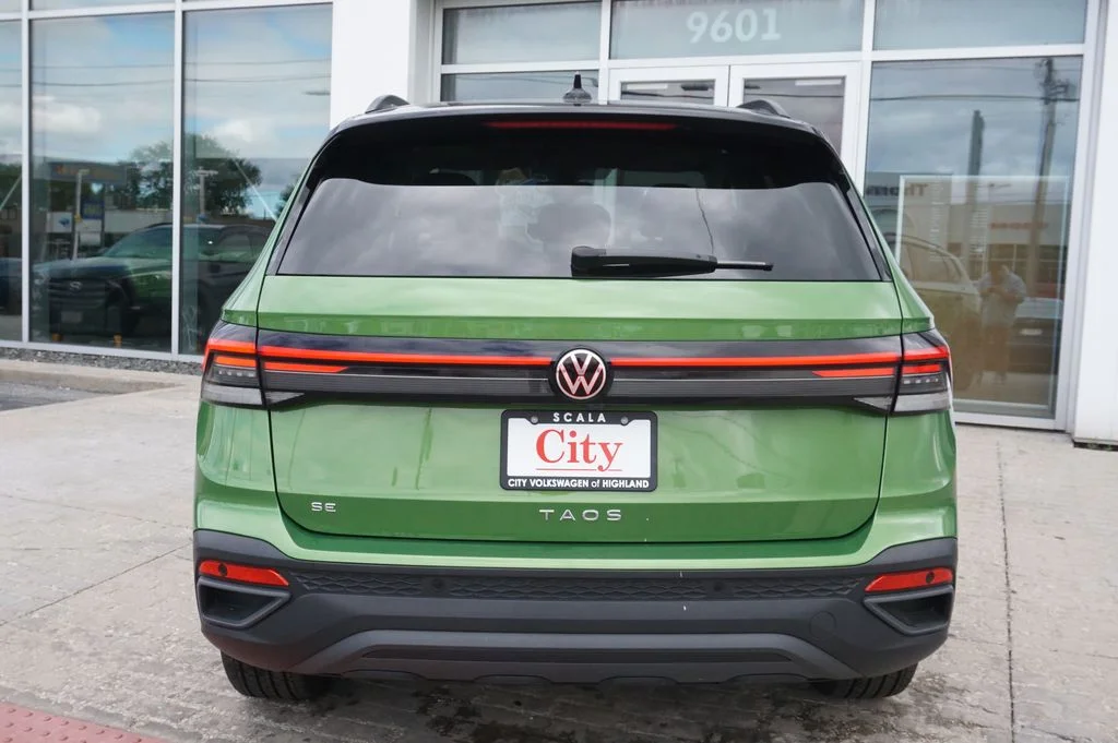 Certified Used 2025 Green Volkswagen 1.5T SE Black image 6