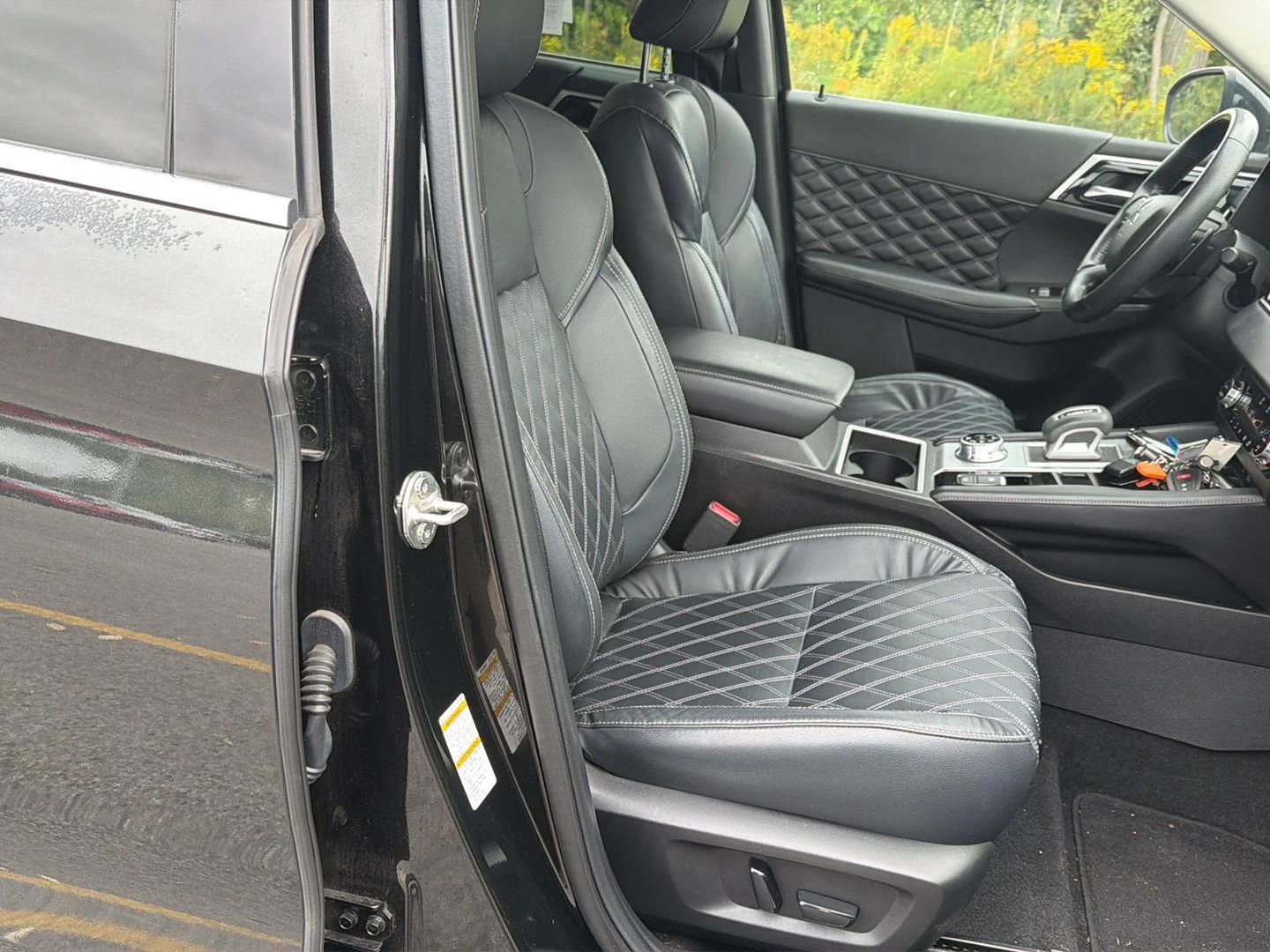 Used 2022 Black Diamond Mitsubishi SEL image 19