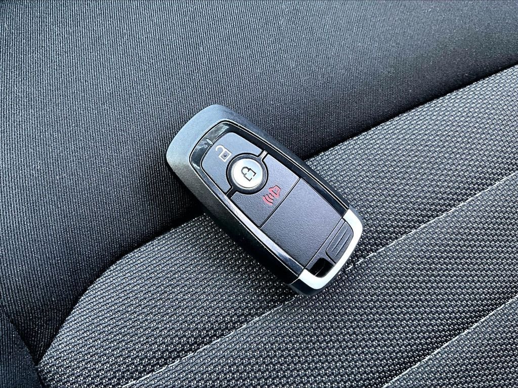 Used 2022 Silver Ford SE image 28