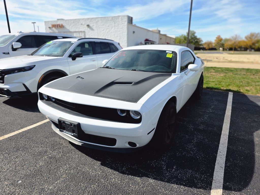 Used 2018 White Knuckle Clearcoat Dodge SXT image 2