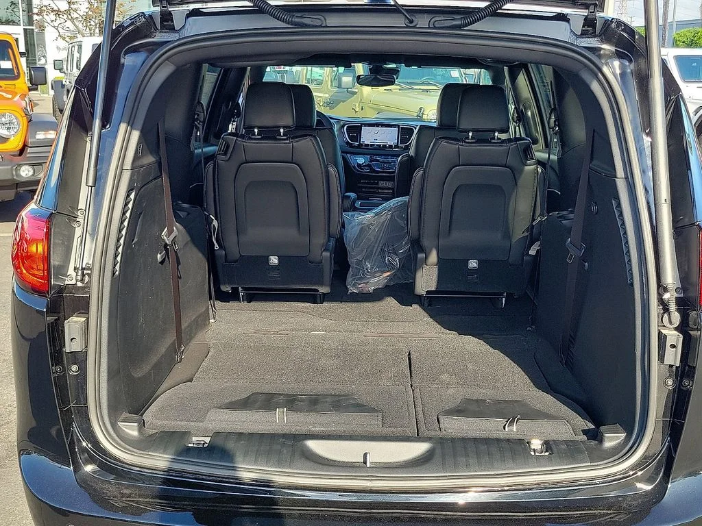2025 Chrysler Voyager LX - Photo 18