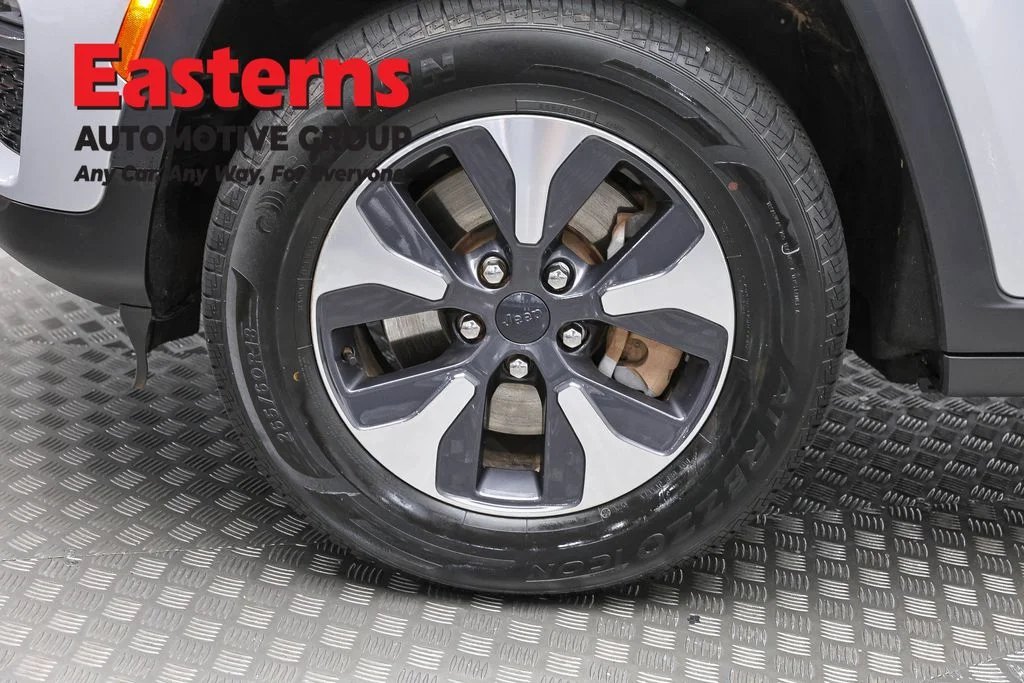 Used 2022 Silver Jeep 4xe image 36