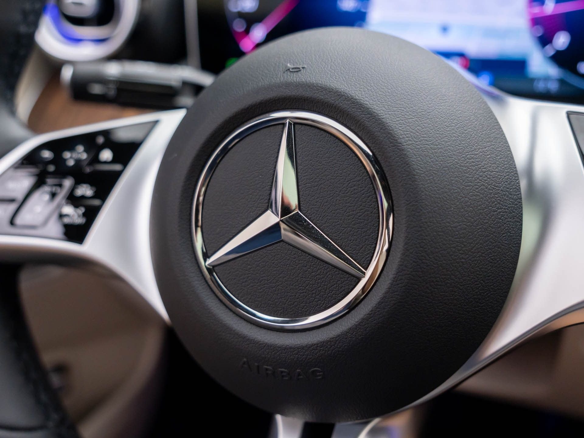 New 2026 MANUFAKTUR Moonlight White Metallic Mercedes-Benz C 300 image 24