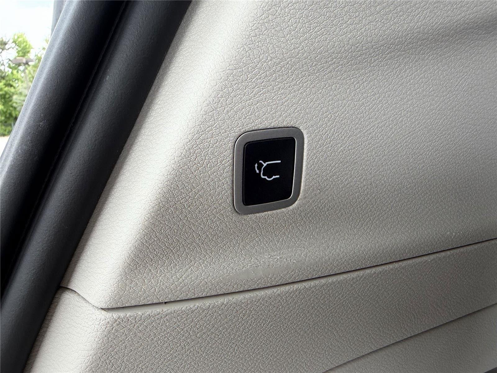 Used 2023 Bright White Clearcoat Chrysler Touring L image 35