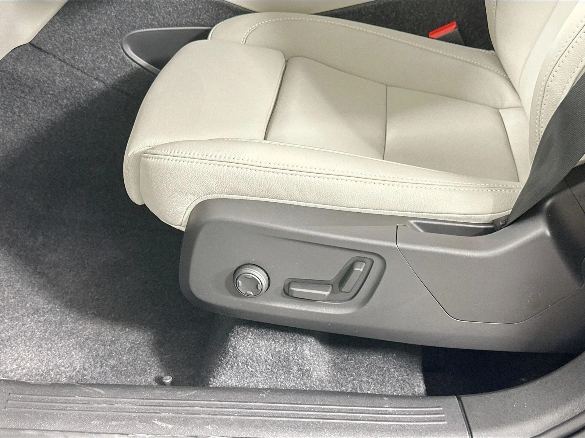 2026 Volvo XC40 Plus - Photo 18