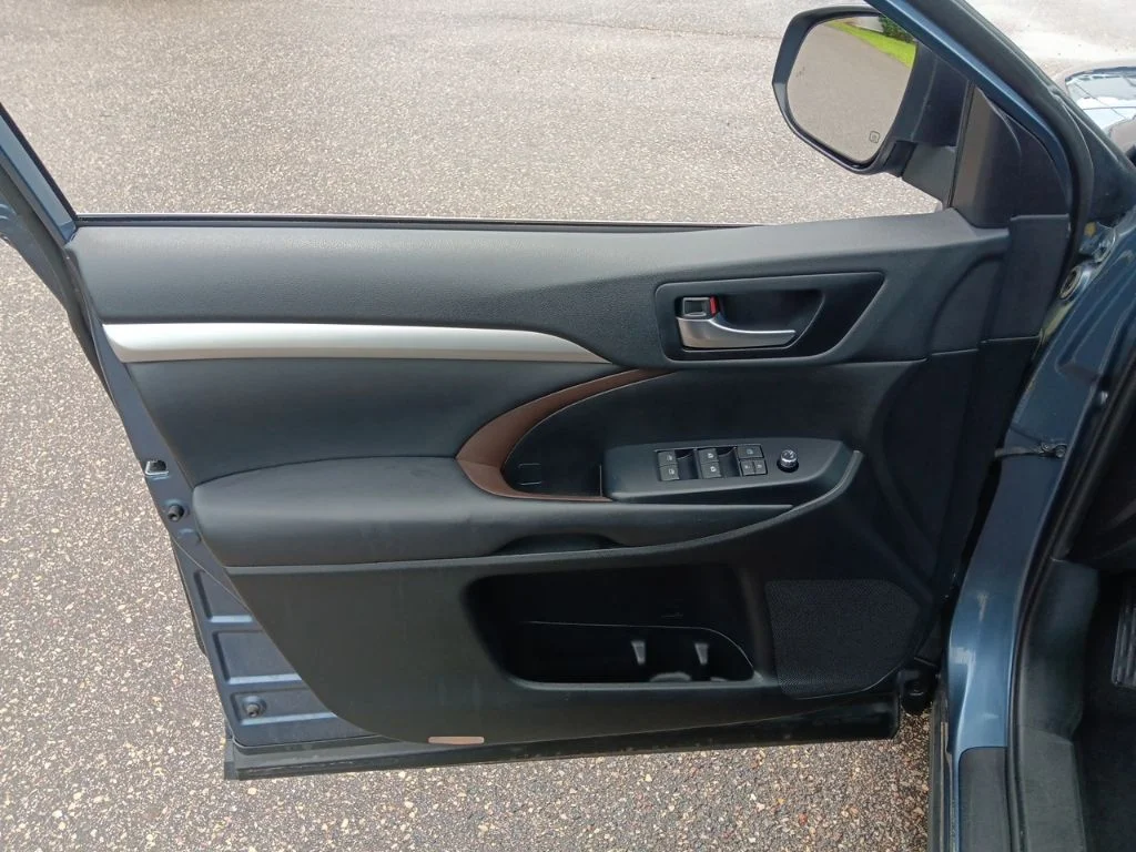 Used 2019 Shoreline Blue Pearl Toyota XLE image 30