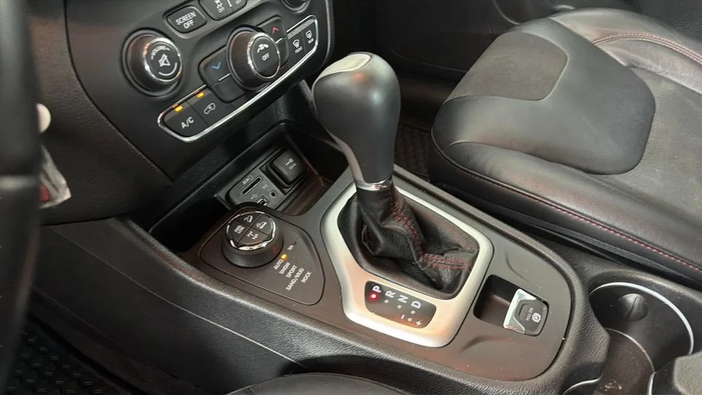 Used 2017 Silver Jeep Trailhawk 4x4 image 23