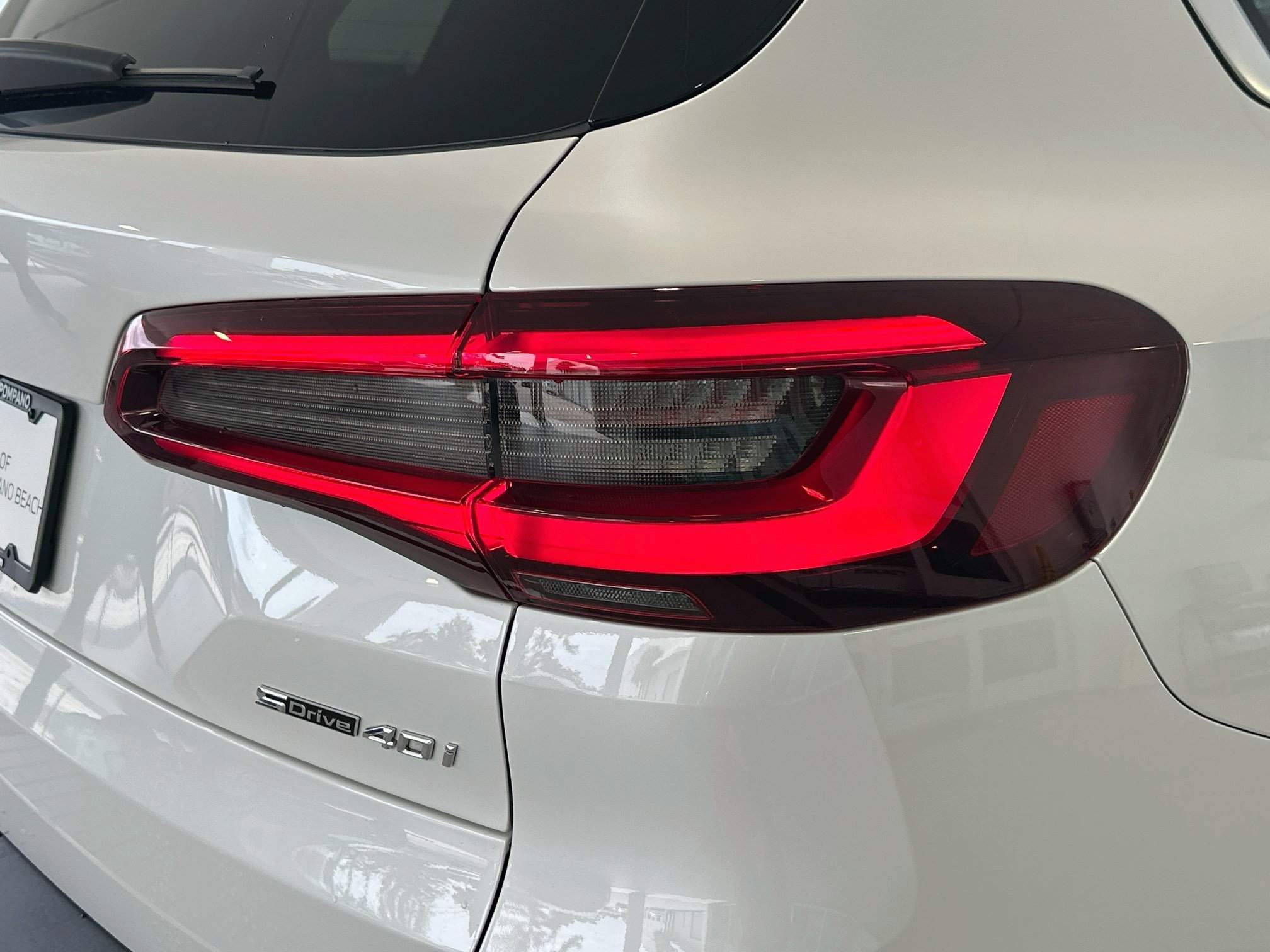 Used 2022 Mineral White Metallic BMW sDrive40i image 25