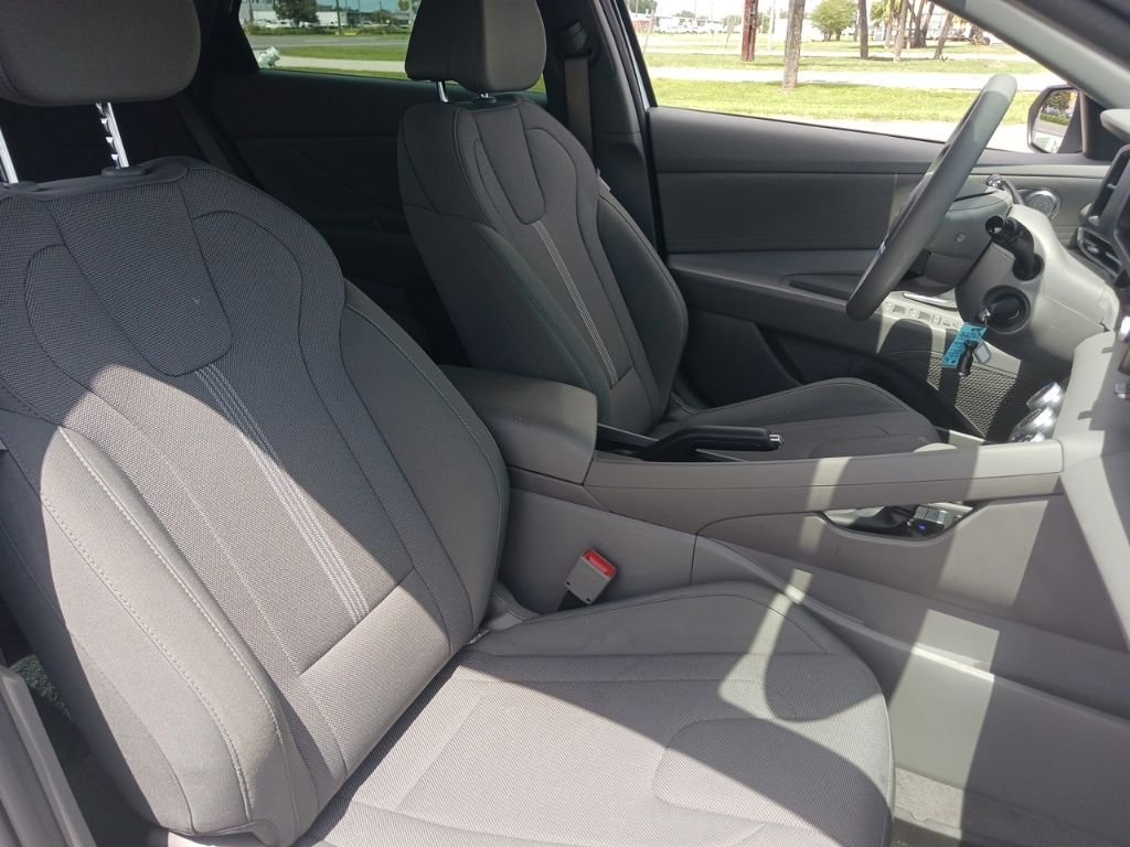 2025 Hyundai Elantra SE - Photo 16