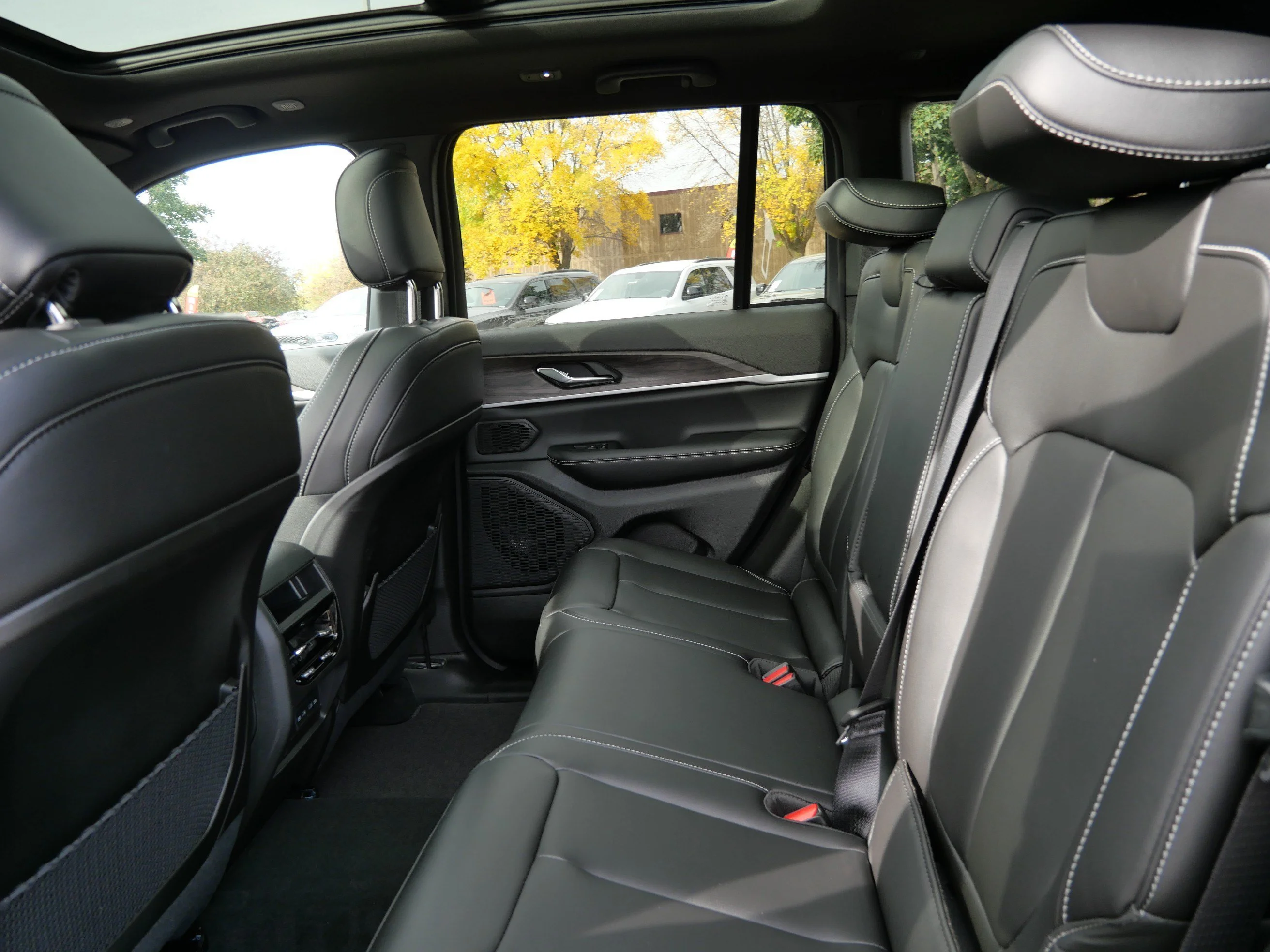 New 2027 High-Gloss Black Paint Jeep Limited image 7