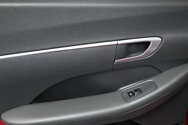 Used 2021 Red Hyundai SE image 9