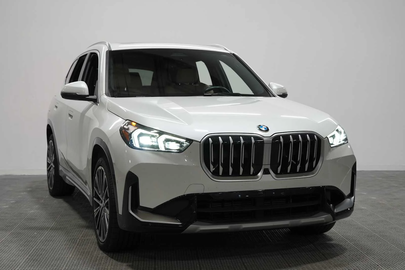 Certified Used 2025 Mineral White Metallic BMW xDrive28i image 2