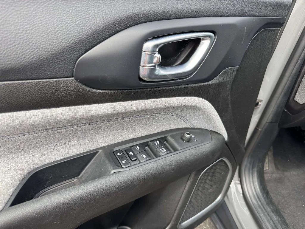 Used 2024 Sting-Gray Clearcoat Jeep Latitude 4x4 image 13