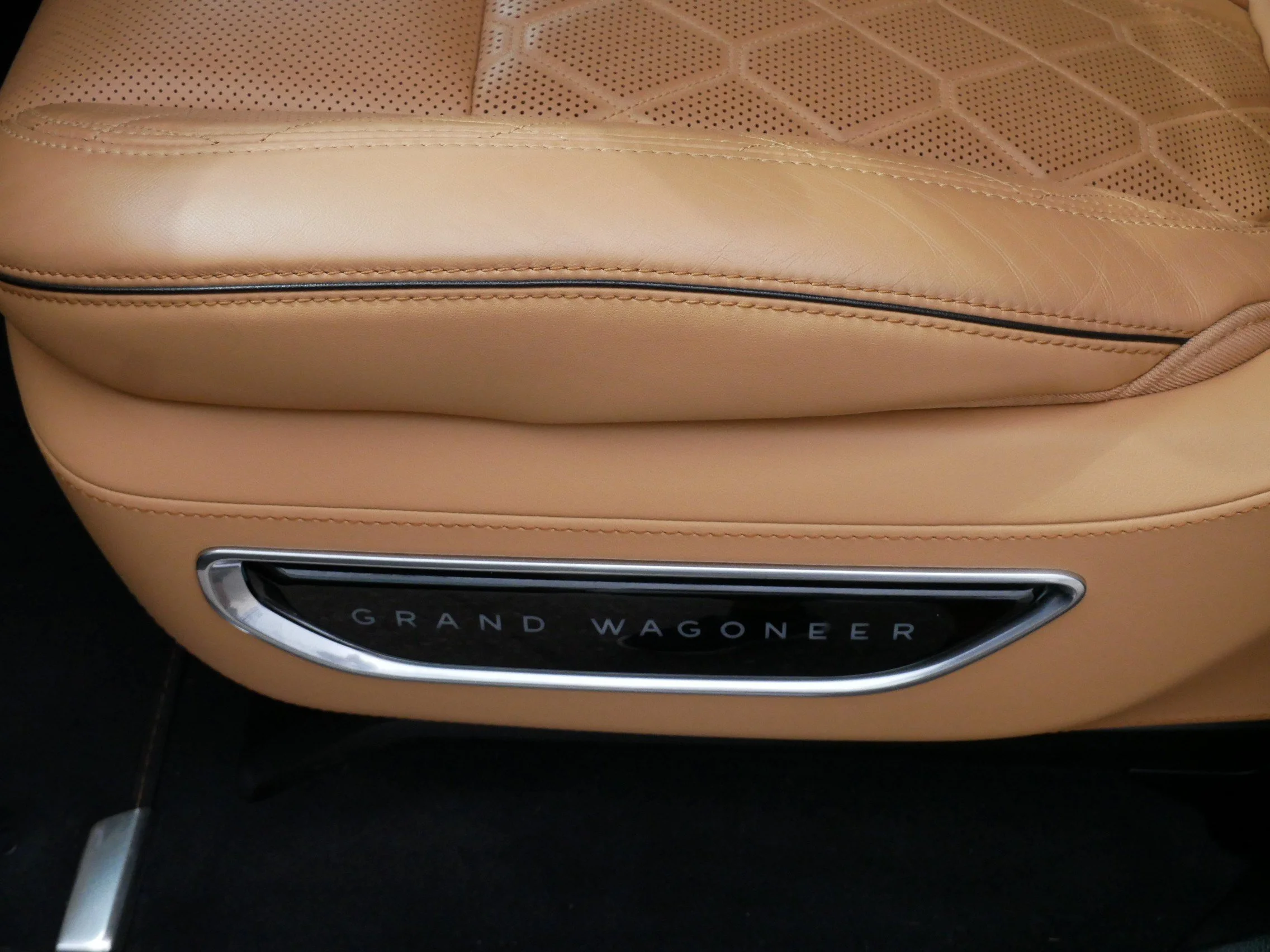Used 2025 Diamond Black Crystal Pearlcoat Jeep Series III Obsidian image 20