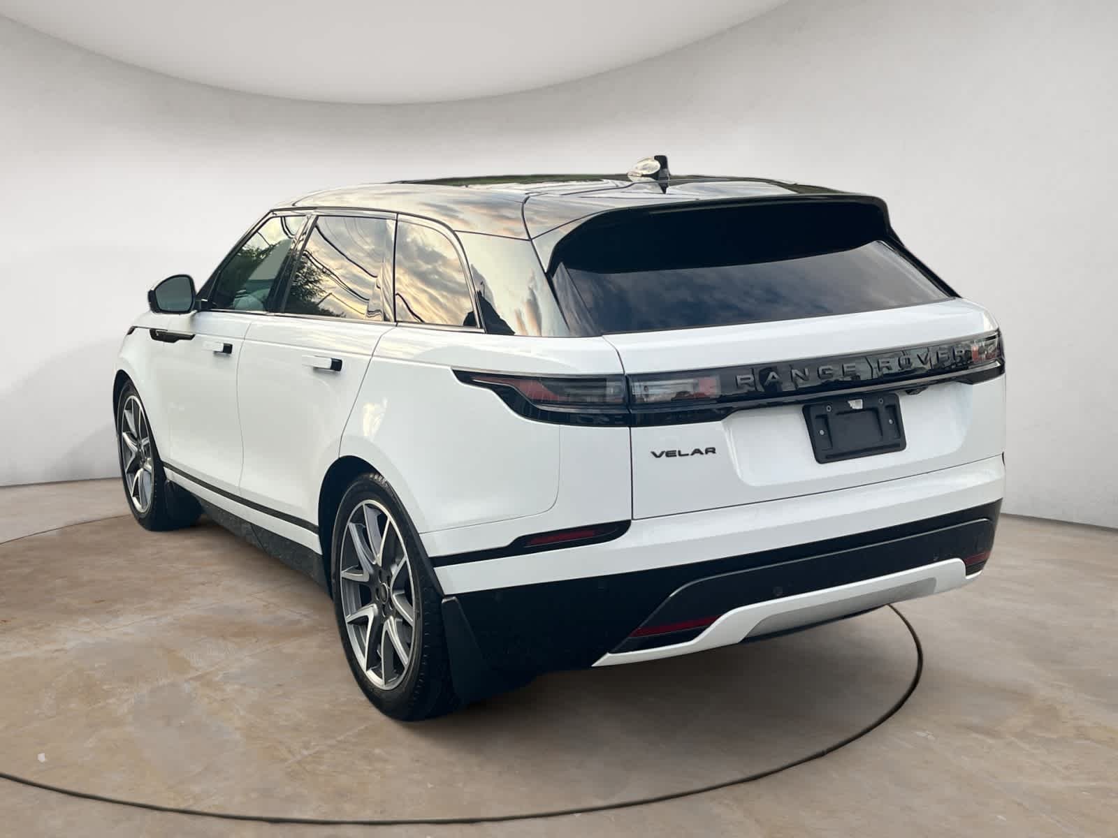 Certified Used 2026 Fuji White Land Rover Dynamic SE image 3