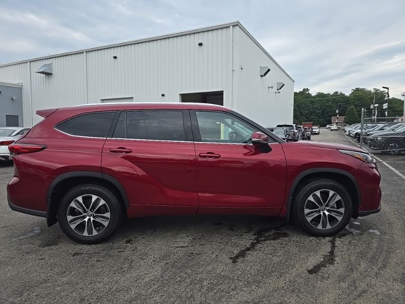 Used 2020 Red Toyota XLE image 9