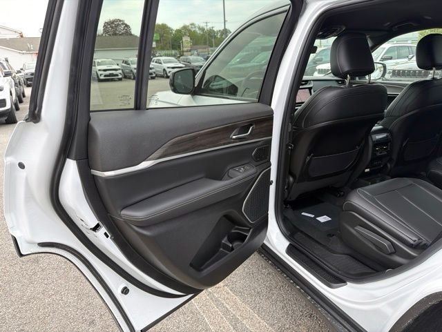 New 2026 Bright White Clear-Coat Exterior Paint Jeep Limited image 11