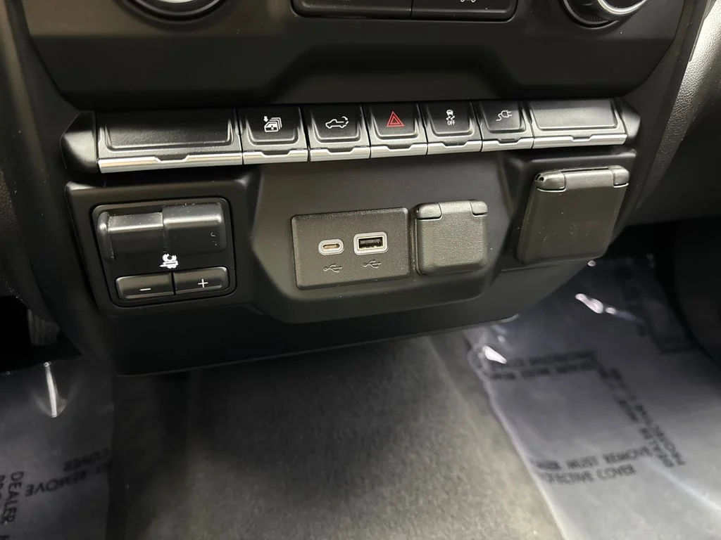 Used 2022 Silver Chevrolet Custom image 65