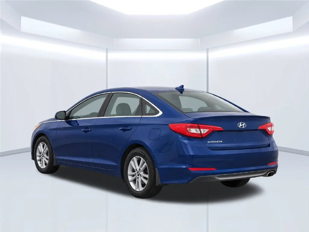Used 2015 Blue Hyundai SE image 5