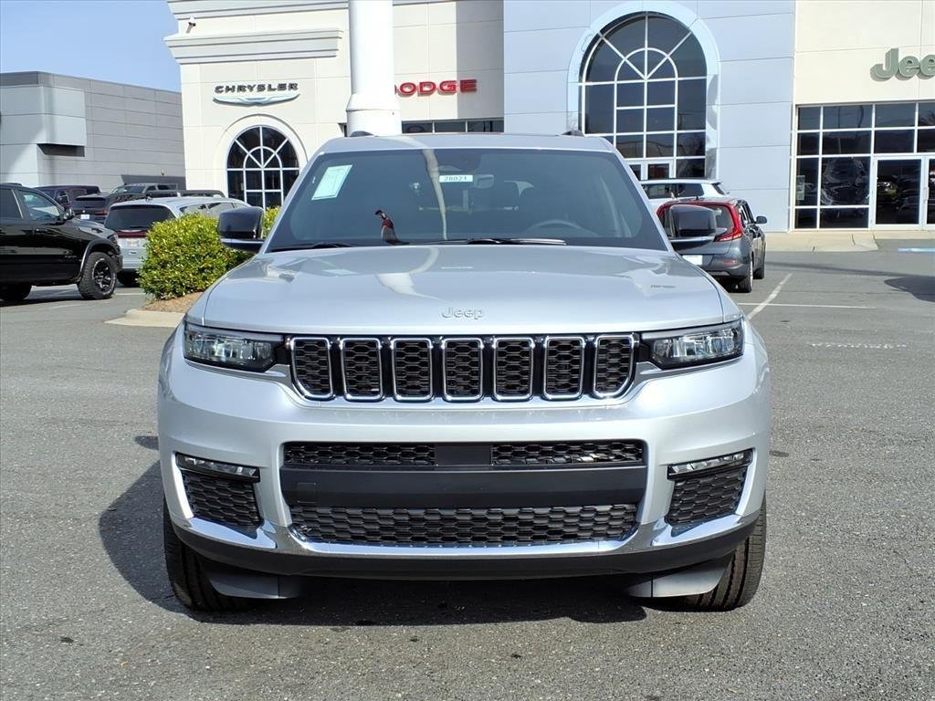 New 2025 Silver Zynith Exterior Paint Jeep Limited image 2