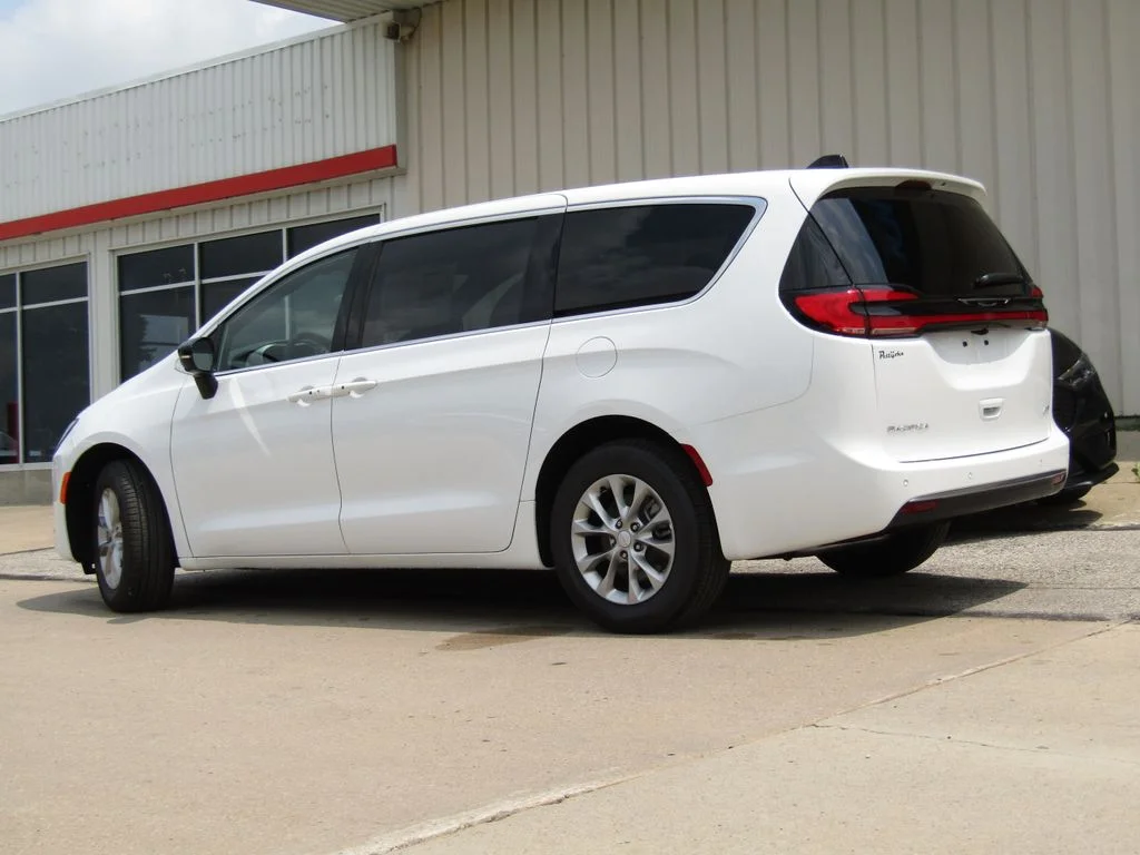New 2027 Bright White Clear-Coat Exterior Paint Chrysler Select image 10