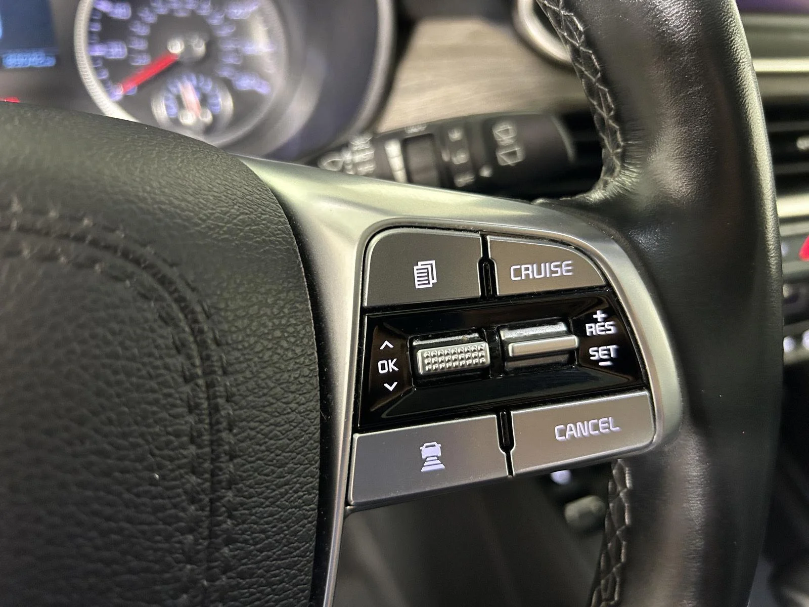 Used 2022 White Pearl Kia EX image 22