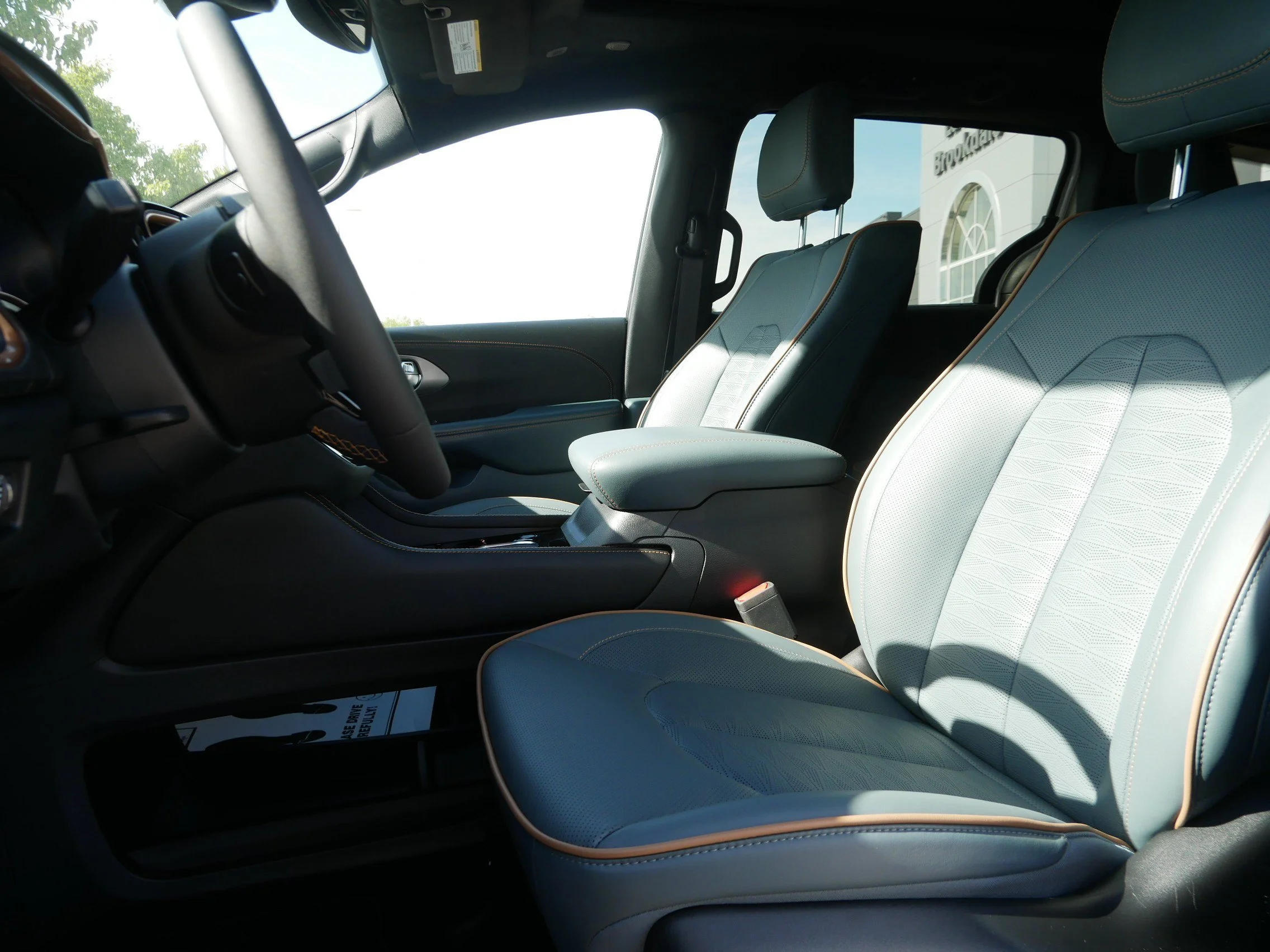 New 2027 Bright White Clear-Coat Paint Chrysler Pinnacle image 9