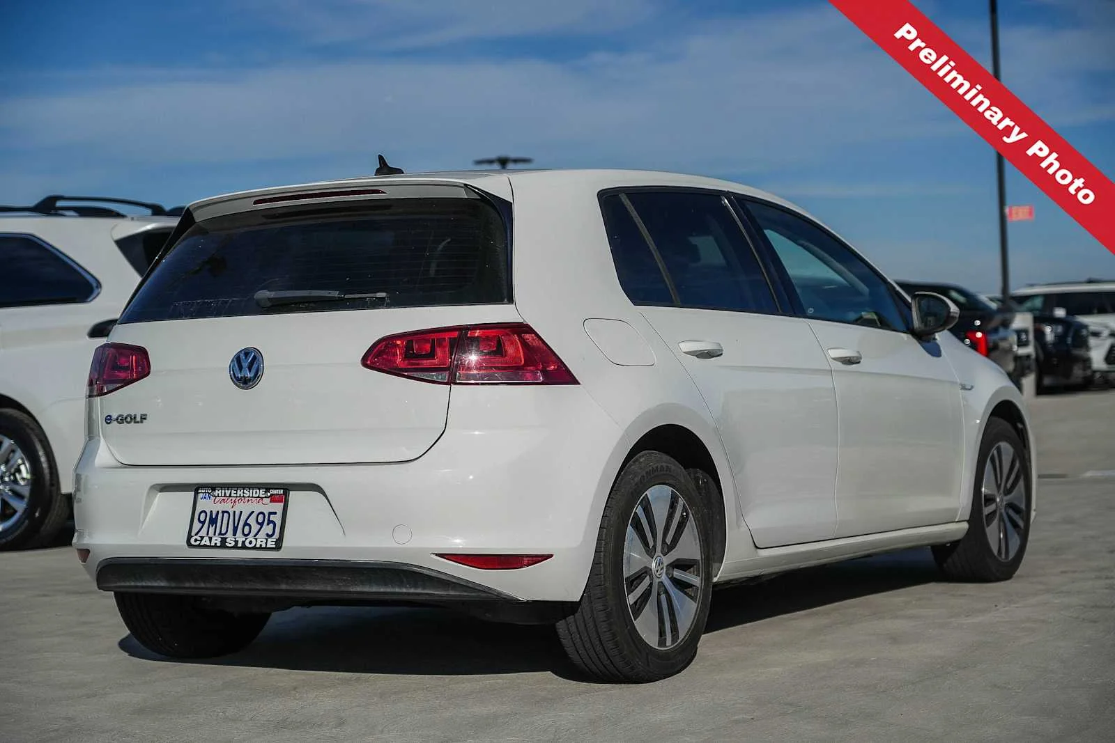 Used 2016 White Volkswagen SE image 6