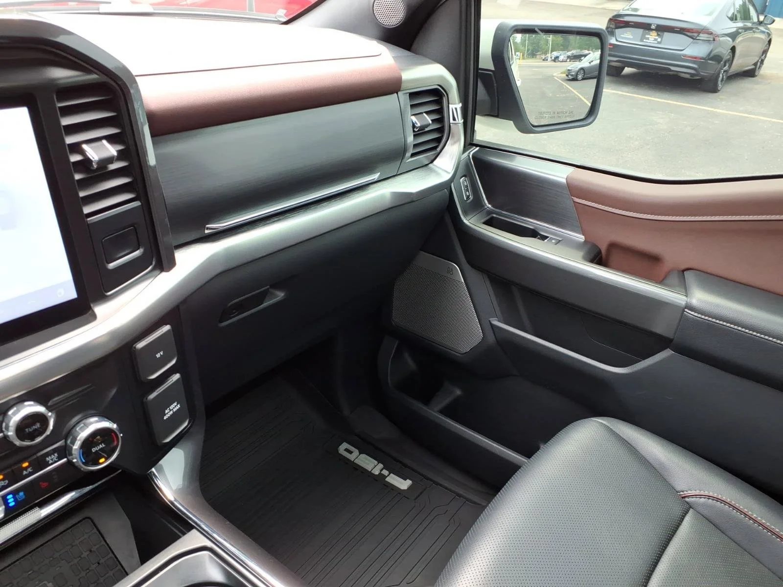 Used 2023 White Metallic Ford LARIAT image 25