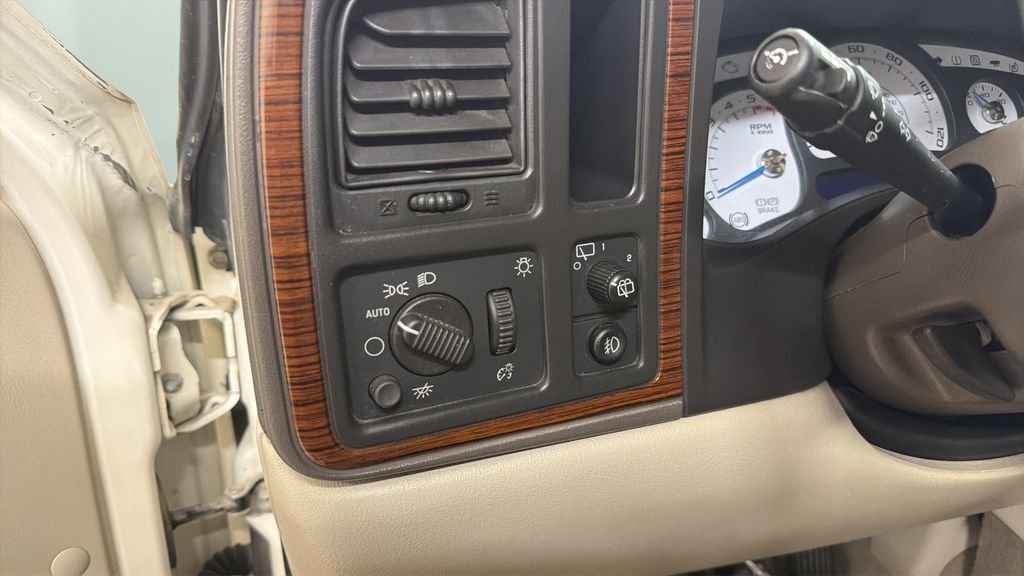 Used 2004 White Cadillac Base image 16
