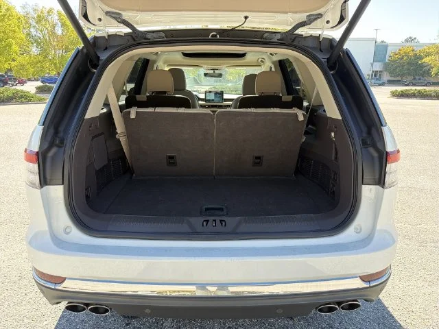 Used 2022 White Lincoln Reserve image 25