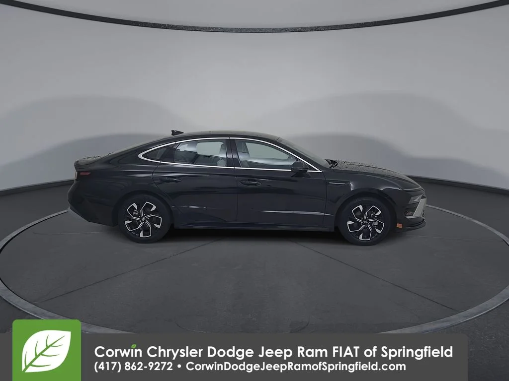 Used 2025 Black Hyundai SEL image 17