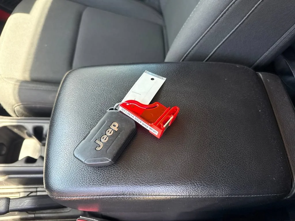 Used 2019  Jeep Sport image 28