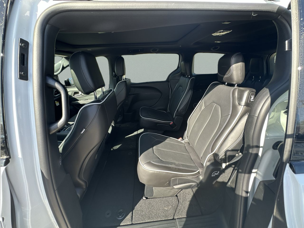 New 2027 Bright White Clear-Coat Exterior Paint Chrysler Limited image 24