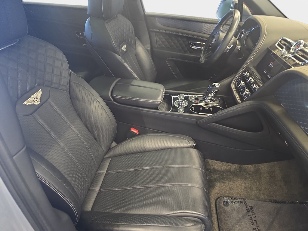 Used 2022 Silver Bentley  image 12