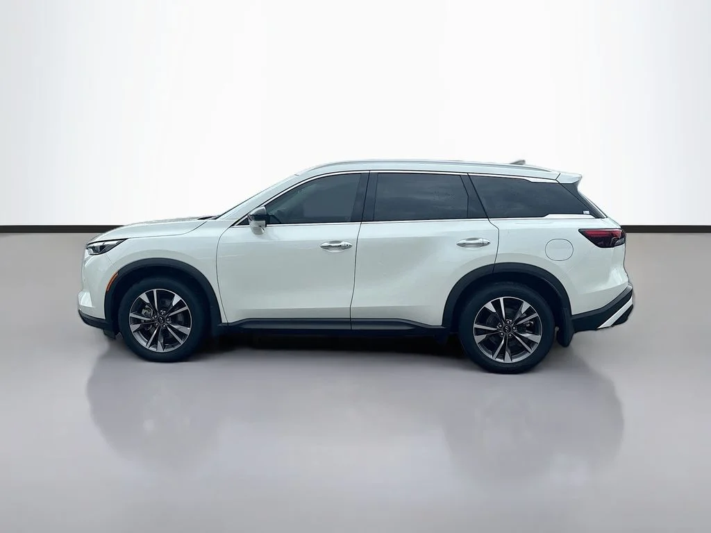Used 2025 White INFINITI LUXE image 6