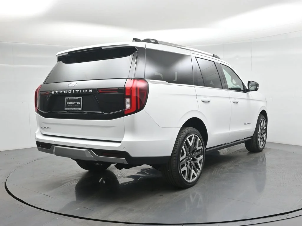 New 2025 Oxford White Ford Platinum image 28