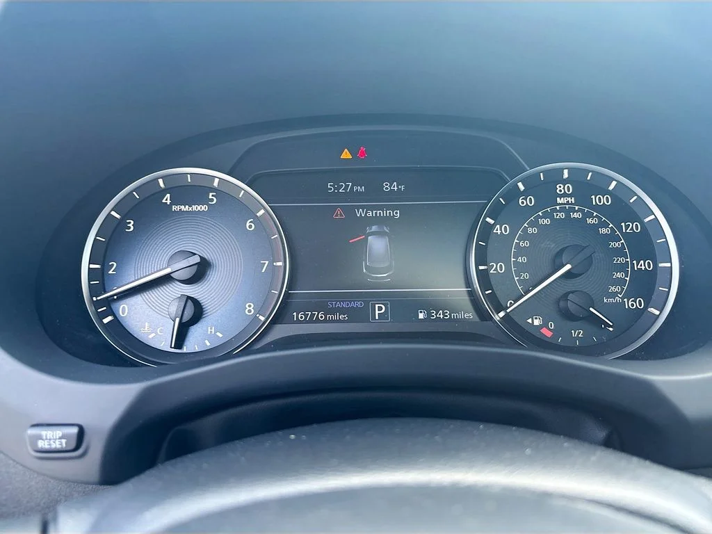 Used 2023 White INFINITI LUXE image 32